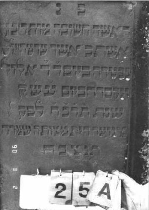 Grabstein 25 (Index: 99608709) Material: Sandstein Zustand: gut Maße HxBxT: 146x66x18 cm Beschreibung: Stele auf Sockel, flacher Kielbogen, vertiefter Textteil mit geschwungenem Abschluß: Grabstein 25A