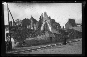 Le Nouvion (=Le Nouvion-en-Thiérache (?), Dep. Somme, Frankreich): Gebäuderuine am Straßenrand