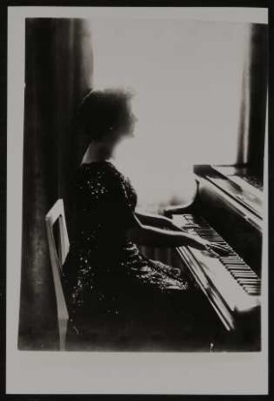 Helene von Nostitz-Wallwitz am Klavier im Profil