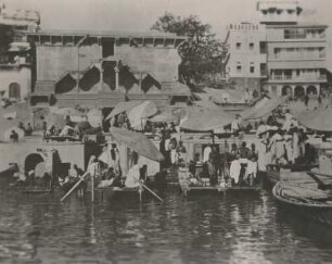 Benares (Varanasi), Indien. Hindu-Pilger am Ufer des Heiligen Ganges beim Gebet und bei rituellen Waschungen
