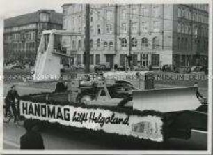 Die Hannoversche Maschinenbau AG (Hanomag) übergibt in Hamburg eine Planierraupe zum Wiederaufbau Helgolands