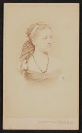 Portrait einer jungen Frau mit langen Haaren und Kette, wahrscheinlich Hofmannsthals Mutter Anna von Hofmannsthal