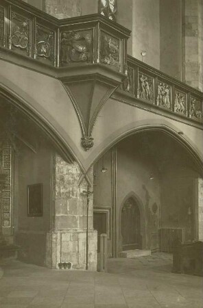Relief-Felder der Emporenbrüstung