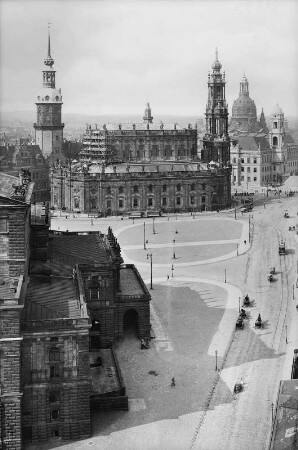 Dresden, Theaterplatz : Dresden-Altstadt. Blick vom Turm des Fernheizwerkes nach Südosten gegen die Katholische Hofkirche