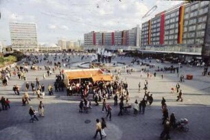 DDR. Berlin-Mitte. Alexanderplatz am Ersten Mai. Blick zum Haus des Lehrers (1961/1964; H. Henselmann)