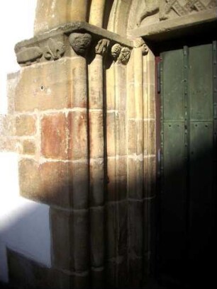Langhaus Westeite - romanisches Portal-Nordgewände in Übersicht mit Steinplastik und Profilierung