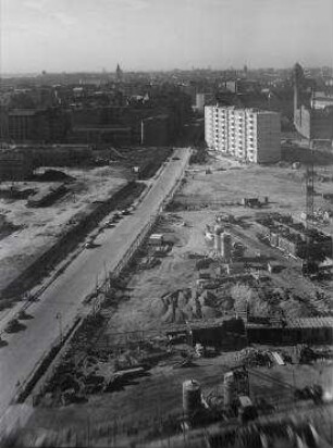 180° Panorama, Bild 2 von 5. Blick auf das Baugelände Neubauviertel Springprojekt. Berlin-Kreuzberg, Alexandrinenstraße