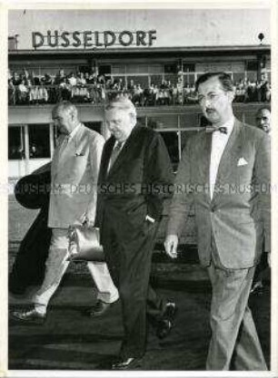Ludwig Erhard vor seinem Abflug nach Helsinki