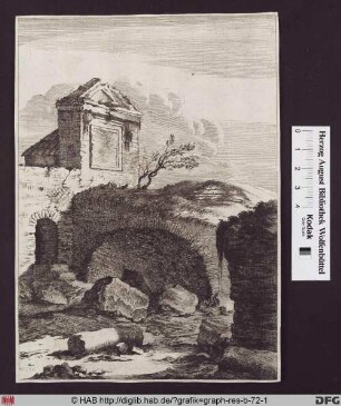 Ruine mit kleinem Torbogen und Brücke.