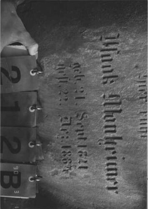 Grabstein 212 (Index: 99786001) Zustand: Vorderseite: Inschrift größtenteils abgeblättert Maße HxBxT: 108x61x18 cm: Grabstein 212B