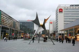 Plastik "Völkerfreundschaft" : Plastik "Völkerfreundschaft". Edelstahl, Kugel vergoldet; Höhe 8m (1986; W.-E. Kuntsche). Dresden-Altstadt, Prager Straße