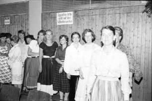 30. Tagung 1980 Chemiker; Studentenabend: Polonaise, angeführt von Gräfin Sonja Bernadotte, Frau Steurer, [Frau Prelog ?]