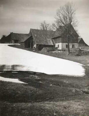 Neustadt (Nové Město) südwestlich Zinnwald. Erzgebirgische Bauernhäuser und Schneereste