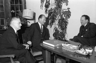 Freiburg: Rathaus, Amerikanischer Botschafter George C. Mc Ghee, Generalkonsul Paul Sweet, Dr. Clark beim Oberbürgermeister