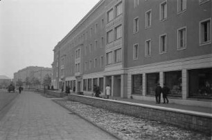 Stalinstadt (Eisenhüttenstadt). Wohn- und Geschäftshäuser (1951/1953)