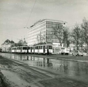 Berlin. Blick über eine Straße gegen Bürohaus der Dresdner Bank, davor Straßenbahnzüge der Linie 6 zum Bahnhof Zoo und der Linie 25