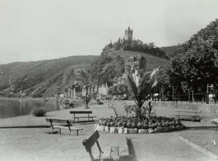 Cochem (Mosel), Moselpromenade, Blick nach Südwesten auf Stadt und Burg