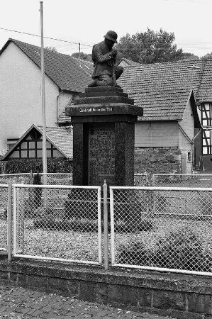 Gefallenendenkmal (Gefallenendenkmal); Schotten, Wingershäuser Straße (Bei Brunnenstraße 1)