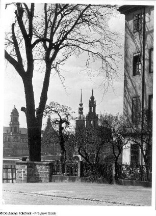 Blick über die Elbe gegen Ständehaus, Georgentorbau und Schloß sowie Katholische Hofkirche