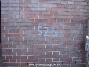 525