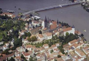 Altstadt, Burgberg mit Dom und Albrechtsburg und Elbe mit Elbtalbrücke (Straßenbrücke)