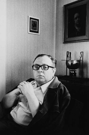 Der Schriftsteller Karl-Georg Egel in seinem Wohnzimmer in Berlin-Köpenick