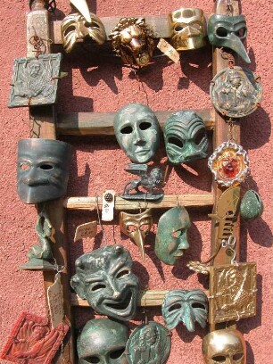 Souvenir : Masken und andere Souvenirs werden in einem Geschäft ausgestellt. Aufgenommen im Februar 2005. Foto: Uwe Gerig