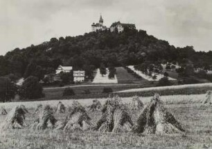 Blick über ein abgeerntetes Getreidefeld zur Veste Heldburg