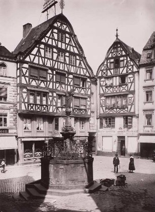 Bernkastel-Kues, Markt : Bernkastel-Kues. Markt. Blick über den Marktbrunnen zur Apotheke