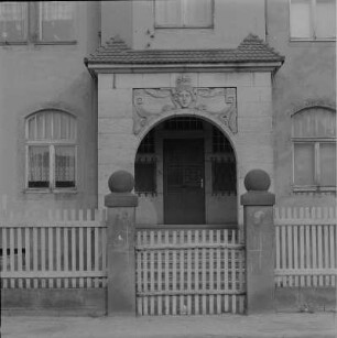 Coswig, Kötitzer Straße 47. Ehemaliges Rathaus Kötitz (Kurt-Schlosser-Oberschule; 1907). Portal mit plastischem Schmuck und Teil der Einfriedung