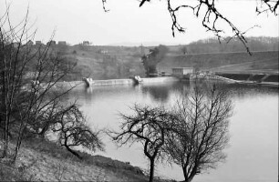 Rheinau: Kraftwerk Rheinau Rheinfall; Kulturwehr, vom deutschen Ufer, von weiter weg