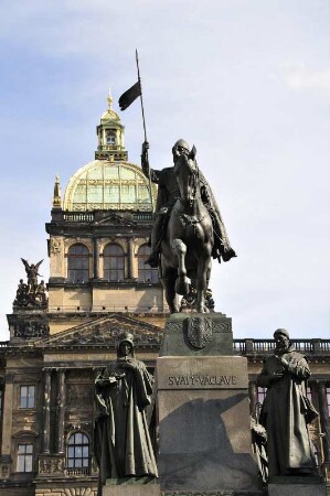 Wenzelsplatz : Blick auf das Reiterdenkmal des Heiligen Wenzel und die Kuppel des Tschechischen Nationalmuseums am Prager Wenzelsplatz