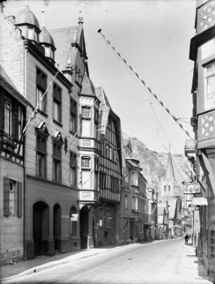 Blick von Süden in die Oberstraße in Bacharach mit St. Peter und dem Hakenkreuz auf der sogenannten Hitlerhöhe im Hintergrund
