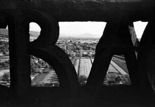 Denzlingen: Durchblick durch Kirchturmgeländer