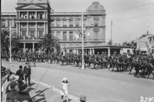 Einzug des Gouverneurs : Blick auf eine Militärparade mit Pferden