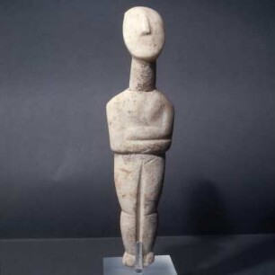 Stehendes weibliches Idol : München, Antikensammlung. Weibliches Idol, frühe Spedos-Art, frühkykladisch II. Trapezförmige Armhaltung, Beindurchbrechung