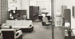 Anbauwand Caprice : Ausstellungskoje mit Wohnzimmermöbeln. Ansicht mit Anbauwand "Caprice" (1978; VEB Wohnraummöbel Nordhausen) (links)