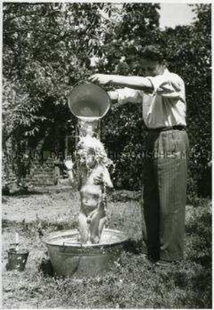Kind in der Badewanne im Freien