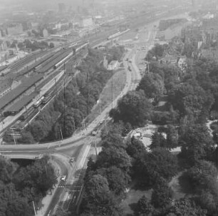 Straßenkreuzung Schiller- und Bahnhofstraße in der Erfurter Löbervorstadt : Blickrichtung Nordosten zum Hauptbahnhof