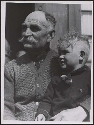 Portrait eines älteren Mannes mit Kind