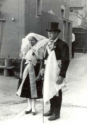 Hochzeitsbitter mit seiner Frau aus Kunersdorf : Kleidung - niedersorbische Tracht. Ort: Kósobuz / Kunersdorf. Hochzeitsbitter mit seiner Frau.