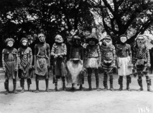 Tanzgruppe : Mit Masken und Kostümen verkleidete Tänzer.