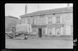 Gasthof zum Goldenen Ross in Gravelotte (Dep. Moselle, Frankreich) mit Kraftwagen davor (Regimentsstabsquartier?)