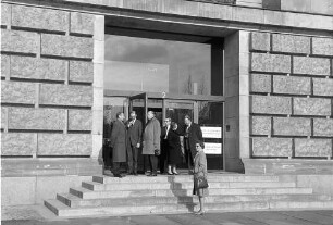 Berlin: Reichstagsgebäude; Kollegen verlassen das Reichstagsgebäude