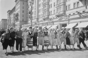 Sorbische Volkstanzgruppe zieht durch eine Stadt (Berlin?)