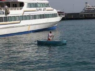 Insel Capri - Mann rudert ein kleines Boot