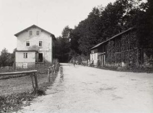 Dorfstraße : Stadtteilansicht mit Wohnhaus mit Laden (Colonialwaren, Tabak- und Cigarren-Handlung)