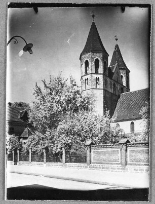 Frühling an der Kirche in Aken : Aken. St.-Nikolai-Kirche. Straßenansicht