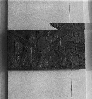 Relief zur Märzrevolution 1848 : ZB-Reportage Kultur. Besuch beim Bildhauer Walter Howard. Relief zur Märzrevolution 1848. Bronze (1965; W. Howard) im Haus der Presse in Dresden