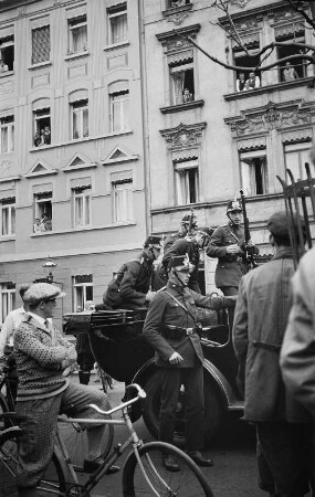 Einsatzkräfte der Schutzpolizei während eines Einsatzes anlässlich einer Rede Ernst Thälmanns in der Leipziger Kongresshalle 1929